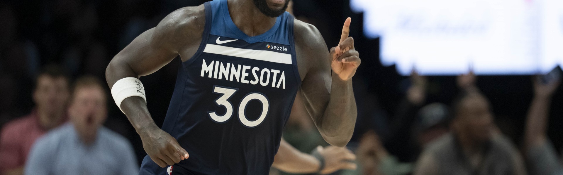 jjb-表现不俗！兰德尔半场11投5中&amp;罚球2中2得13分4板1断 正负值+14