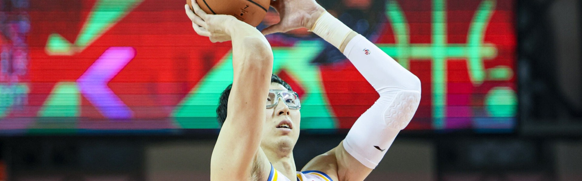 竞技宝网页版-状态火热！周琦半场7中6高效拿下13分7板2帽 前6投全中