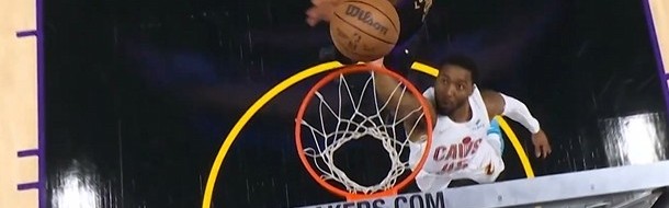 上来就拉满！米切尔首攻快速攻筐 詹姆斯身后追防大帽扇飞！