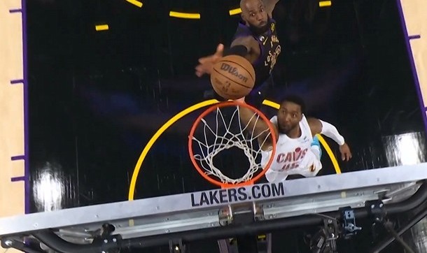 上来就拉满！米切尔首攻快速攻筐 詹姆斯身后追防大帽扇飞！