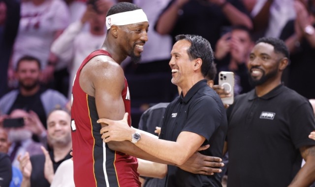 竞技宝app-致敬科比时也请尊重阿德巴约~美媒：科比也是打弱队&amp;有刷数据嫌疑