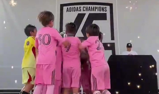 jjb-故人之姿原来是故人之子！梅西小儿子西罗捧起冠军奖杯！