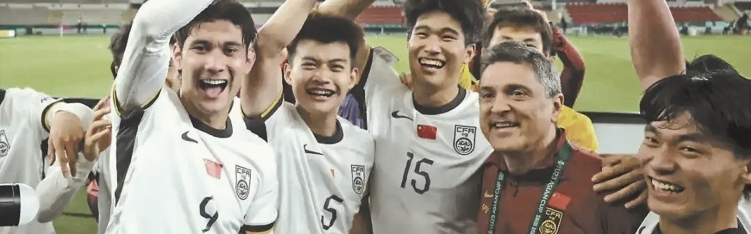 jjb-安东尼奥：站在楼顶假装跳，等人多了往下尿